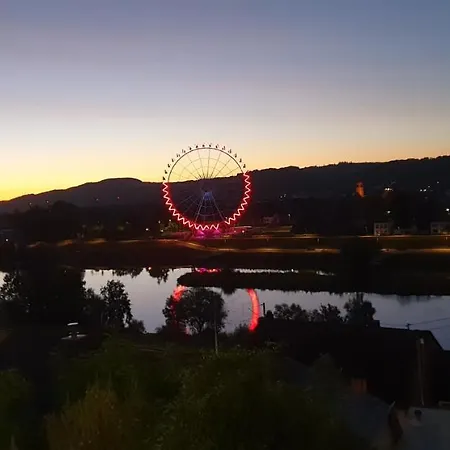 Kirchturmblick Euren Lägenhet