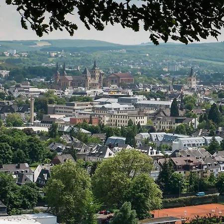 Kirchturmblick Euren Apartman *
